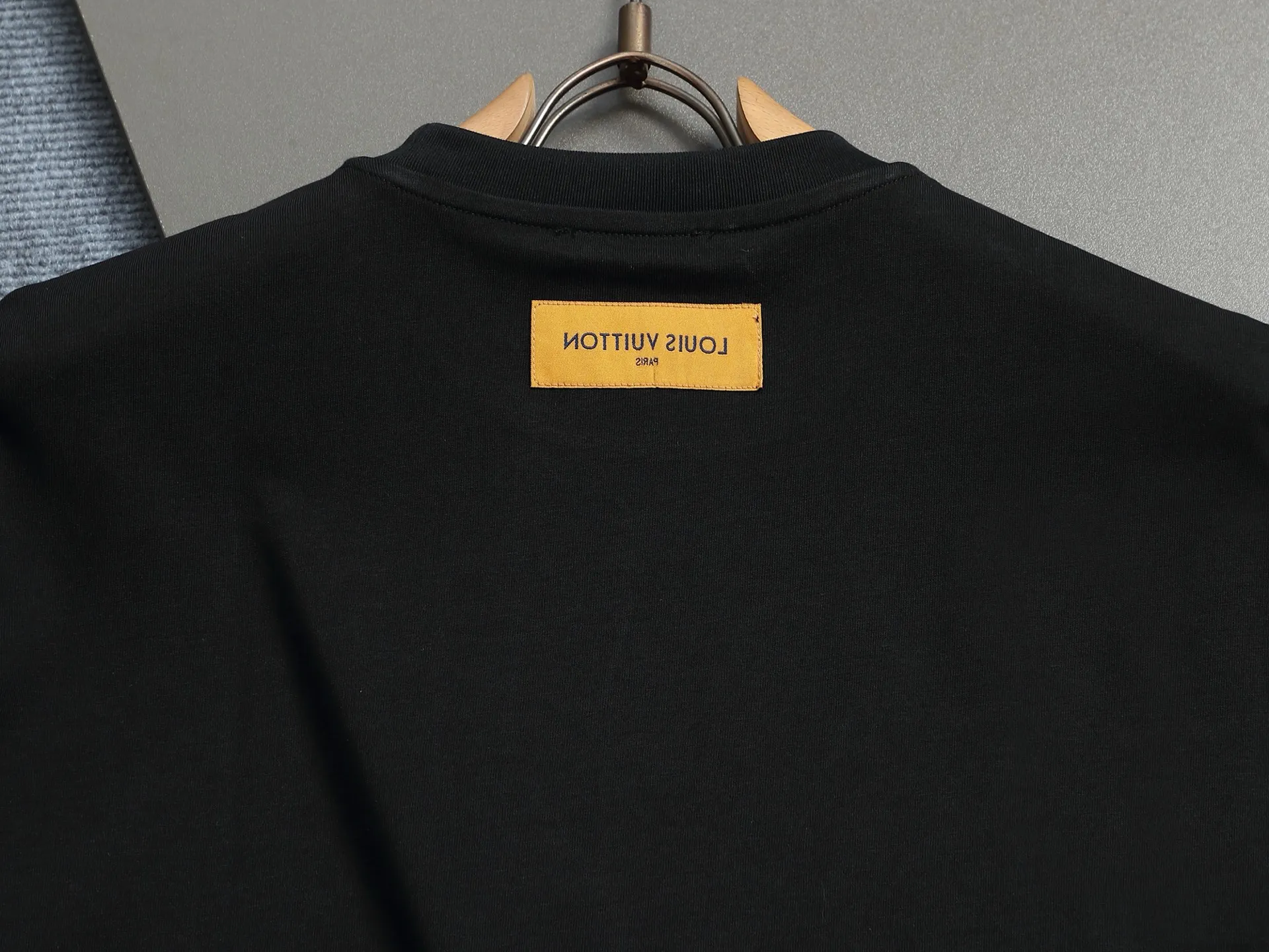 🅿️170 LV 25ss spring and summer printed short T series -1v Yayoi Kusama series pumpkin 🎃 pattern round neck short-sleeved T-shirt. Made of 32-count double yarn pure cotton 240g, washed at high temperature, will not shrink or fade. Comfortable to the touch, super texture❤️ Back-stitched cuff design, yellow back-mark embellishment, and a full set of accessories. A must-have for trendy men and trendy women, the classic drop-shoulder slightly wide version is available exclusively from stock!         ⚠️Only make high quality products, reject junk goods!  -Color: White Black -Size: XS S M L -Crowd: Unisex